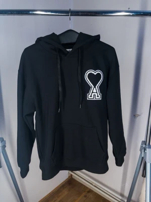 Ami Paris Hoodie Svart - skitsnygg hoodie from Ami Paris, storlek L men passar mer som en M då den är lite mer åt ”slim fit” hållet. i nyskick då jag endast provat den!