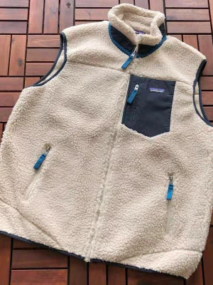 Helt ny: Patagonia Retro-X Väst (Medium) - Säljer en ikonisk Patagonia Classic Retro-X fleeceväst.Helt ny med taggar kvar✅. Varm, vindtät och i absolut toppskick. Helt Perfekt som ytterplagg eller lager. Skickas spårbart direkt efter köp! Skriv vid frågor 🤝 