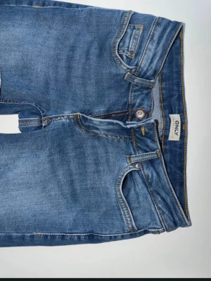 Only Jeans Flared med lågmidja - XS/30 - ONLBLUSH LÅG MIDJA UTSVÄNGD PASSFORM JEANS. Super lågmidjade och sitter super bra i rumpan! Storlek XS/30 - priset kan diskuteras