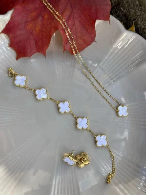 Fyrklöverset  - Guldpläterad set, örhänge, halsband och armband 18+5cm