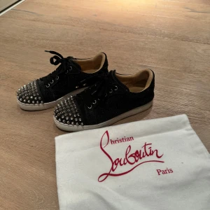 Christian Louboutin skor - Säljer ett par svarta sneakers från Christian Louboutin i mycket bra skick. I storlek 36 men passar bra på mig som vanligtvis har storlek 37. Köptes i butiken i London för ca 1,5 år sen, har bild på kvittot och dustbagen medkommer. Lite smutsiga på under sidan men går lätt att tvätta bort utöver det är dem i väldigt fint skick! Kan gå ner i pris vid snabb affär sp tveka inte på att höra av dig om du är intresserad❤️