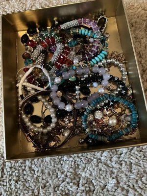 Mixade smycken  - Säljer en box med smycken jag inte använder. Armband örhängen halsband 