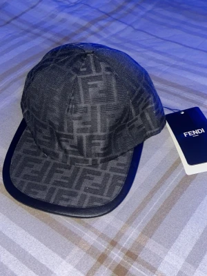 Svart keps med Fendi-logga - Riktigt snygg Fendi keps med monogram över hela kepsen bara att höra av dig vid frågor!