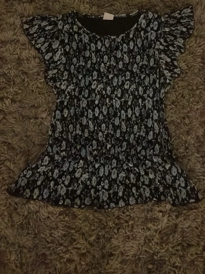 Super söt blommig blus - Figursydd skön topp! Perfektttt för sommaren, otroligt len och skön och stretchig! Är storlek 146/152 men passar xs/s som bäst! 