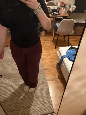 Svart tröja  - Svart tröja som är tight runt midjan ich sedan blir lösare 