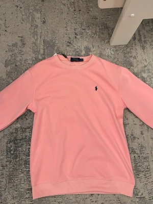 En rosa tröja från polo - En rosa tröja från polo som håller dig varmt