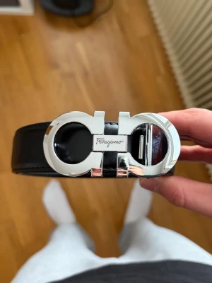 Ferragamo bälte läder - Snyggt svart från Ferragamo med silver logga. 110cm. Skicka gärna bud (priset är inte fast). 💯