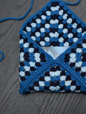 Virkad booksleeve - Virkad booksleeve, passar pocketböcker. Boken på bilden är 11x18cm.  Virkad i akrylgarn.  Färger kan variera beroende på skärminställningar.  Obs boken ingår inte.