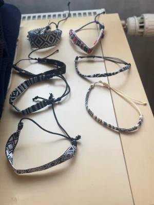 Armband i bunt - Snygga armband i bunt! OBS armbandet höger nere är slutsålt 