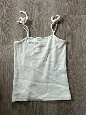 Ribbat linne - Gulligt ribbat linne med knytning 🤍 helt ny, endast testad från Nelly! ”tie shoulder rib top” 