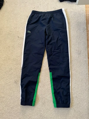 Marinblå träningsbyxor Lacoste - Lacoste byxor storlek M