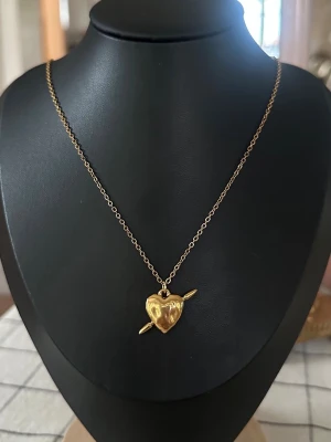 Maria Nilsdotter Tuvstarr necklace Inspired! - Inspirerat Halsband av Maria Nilsdotter.  Halsbanden är 100% rost och nickelfria och kedjorna är 40cm men går att förlänga med ytterligare 5cm. Vid mer frågor är det bara att höra av sig ☺️