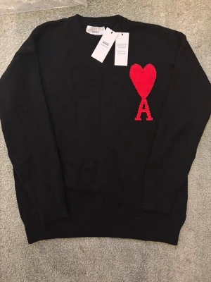 Svart stickad tröja från Ami - Helt ny Ami Alexandre Mattiussi svart sweatshirt. storlek S/XS. Aldrig använd och kommer med originalförpackning samt taggar. Skriv vid minsta fundering, eller om du vill ha fler bilder-jag svarar så snabbt som möjligt!