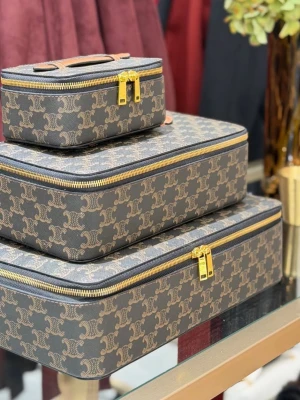 Celin resväskset sminkväskset i monogram canvas - Säljer ett exklusivt set med tre resväskor  i mörkbrun monogram canvas med ljusbruna läderhandtag och guldfärgade dragkedjor. Väskorna har rektangulär form och stilren design med  Paris-logga på handtagen. Perfekt för att resa med stil.