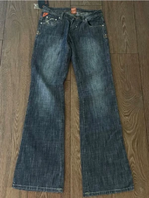 Low rise - Lappar kvar, Midjemått: 35 cm tvärs över, Innerbenslängd: 82 cm