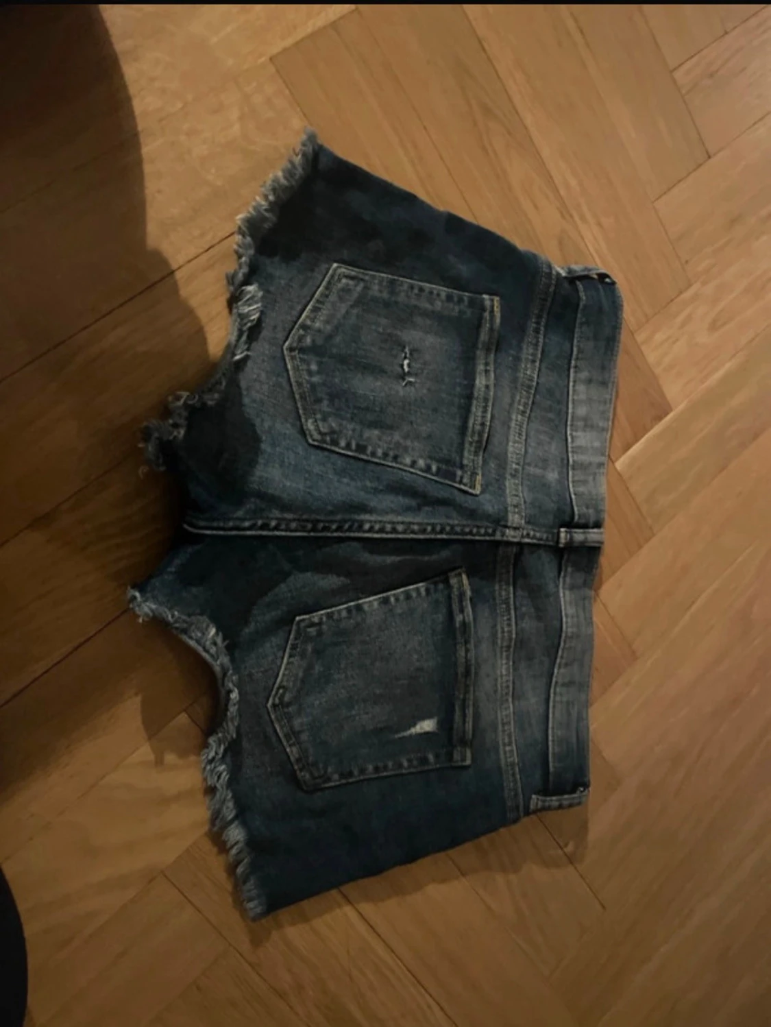 Blå jeansshorts med slitningar - 1