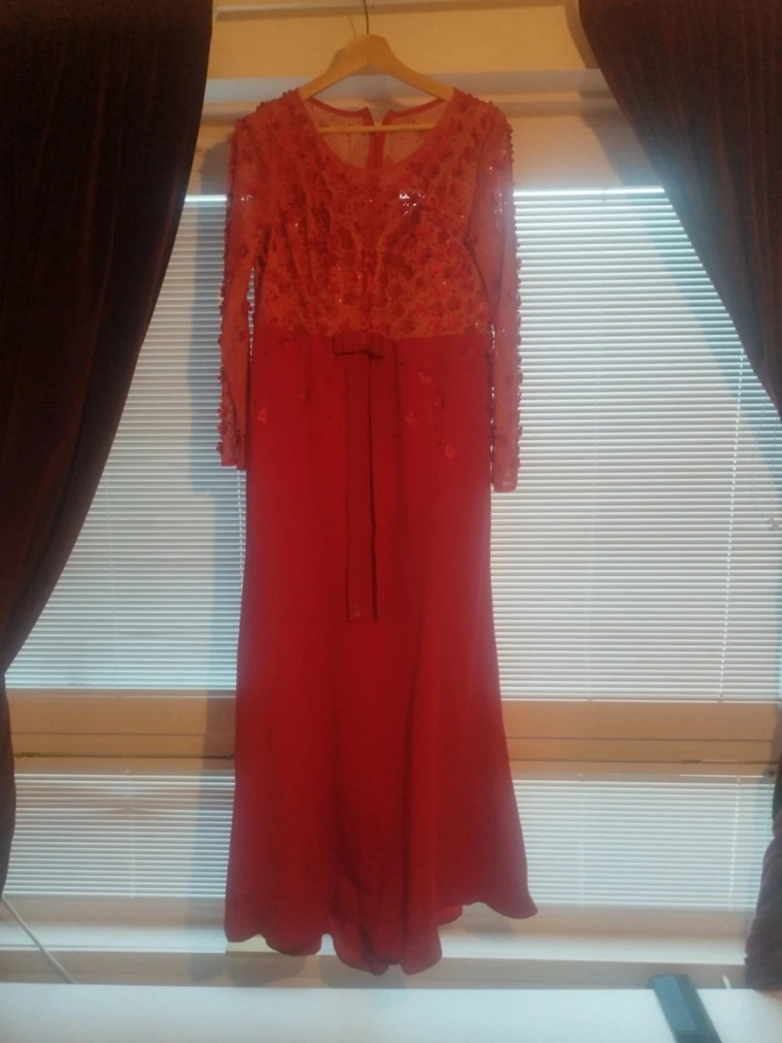 Röd långklänning med spets och paljetter