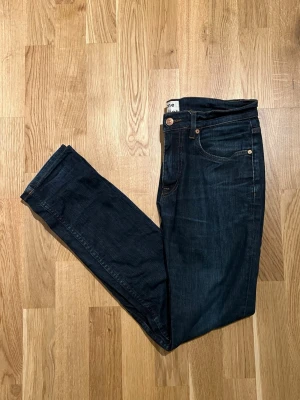 Acne Jeans -  W32/L32 - Mörkblå Acne Studios Jeans för män. Väldigt bekväm och skönt material. Storlek W32/L32. Skicket är nytt inga defekter. Först till kvarn! PRIS KAN DISKUTERAS!