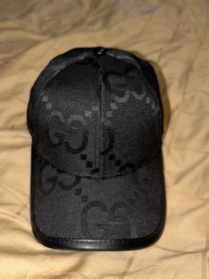 Gucc*i keps svart - Gucc*i keps i färgen svart ny oanvänd i färgen svart . 