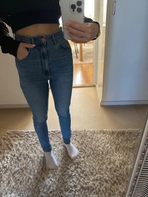 Blå high waist skinny jeans Bershka - Säljer ett par blå super high waist skinny jeans från Bershka. Storlek 36