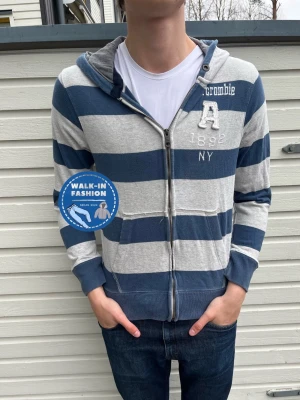  Abercrombie & Fitch ziphoodie - Tja! Säljer nu denna sjukt snygga ziphoodie från abercrombie. Barnstolen L motsvar vanlig xs. Skick 8.5/10 utan synliga defekter! Modellen är 180 men passar som bäst mellan 165-175. Hör av er vid funderingar 