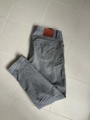 Grå stentvättade Handpicked jeans w36 herr - Grå stentvättade ursnygga populära och trendiga Handpicked jeans av högsta kvalite i storlek w36 säljes. 46cm breda i midjan och 103 cm total längd. Inga hål eller fläckar i utmärkt skick! Perfekta nu till sommaren och grym passform. Tveka inte vid minsta fråga!
