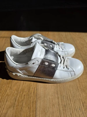 Valentino - Snygga Valentino Garavani Open sneakers I storlek 38,5. Skor och DUSTBAG medföljer de är I toppen skick! Hör av dig vid funderingar😊