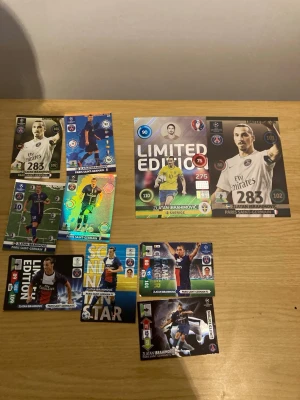 Samling Zlatan Ibrahimovic fotbollskort - Säljer en samling fotbollskort med Zlatan Ibrahimovic från olika år och lag, bland annat Paris Saint-Germain och Sverige. Flera kort är Limited Edition och några har holografisk effekt. Perfekt för dig som samlar på fotbollskort eller gillar Zlatan.