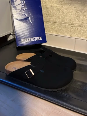 Svarta Birkenstock Boston tofflor - Sjukt feta och trendiga Birkenstock Boston, helt nya, priset kan diskuteras 