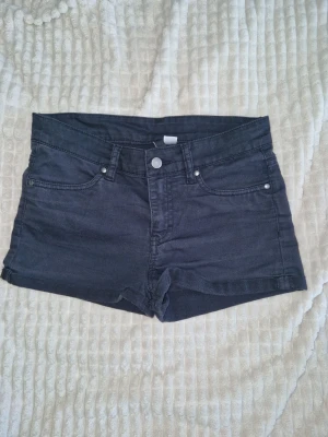 Låg midjade shorts från HM divided  - svarta låg midjade jeansshorts ,Shortsen har en tight passform och är perfekta för varma dagar. Sitter bra 🍑🌺