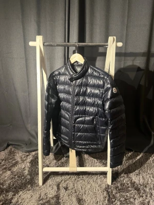 Moncler Acorus - Moncler Acorus Storlek: 2 Färg: Mörkblå Skick: 9/10 Hör av er vid fler frågor eller funderingar!✌️😌 //Hugo