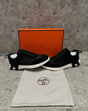 H skor - Tja! Säljer nu mina super snygga märkes sneakers. Mycket fina och populära sneakers som passar de flesta outfits. Alla tillbehör medföljer vid köp. Skriv privat vid minsta lilla fundering!