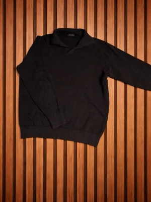 Massimo dutti - En snygg långärmad piké tröja ifrån Massimo Dutti, Perfekt våren och sommaren, i väldigt bra skick och inga skador storlek XL men passar mer L