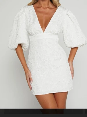 Showpo klänning - 🌸Säljer denna fina klänning från showpo som jag endast använt på student dagen så den är i väldigt fint skick. Jag har sytt lite i V-ringningen så att den inte är lika djup🌸