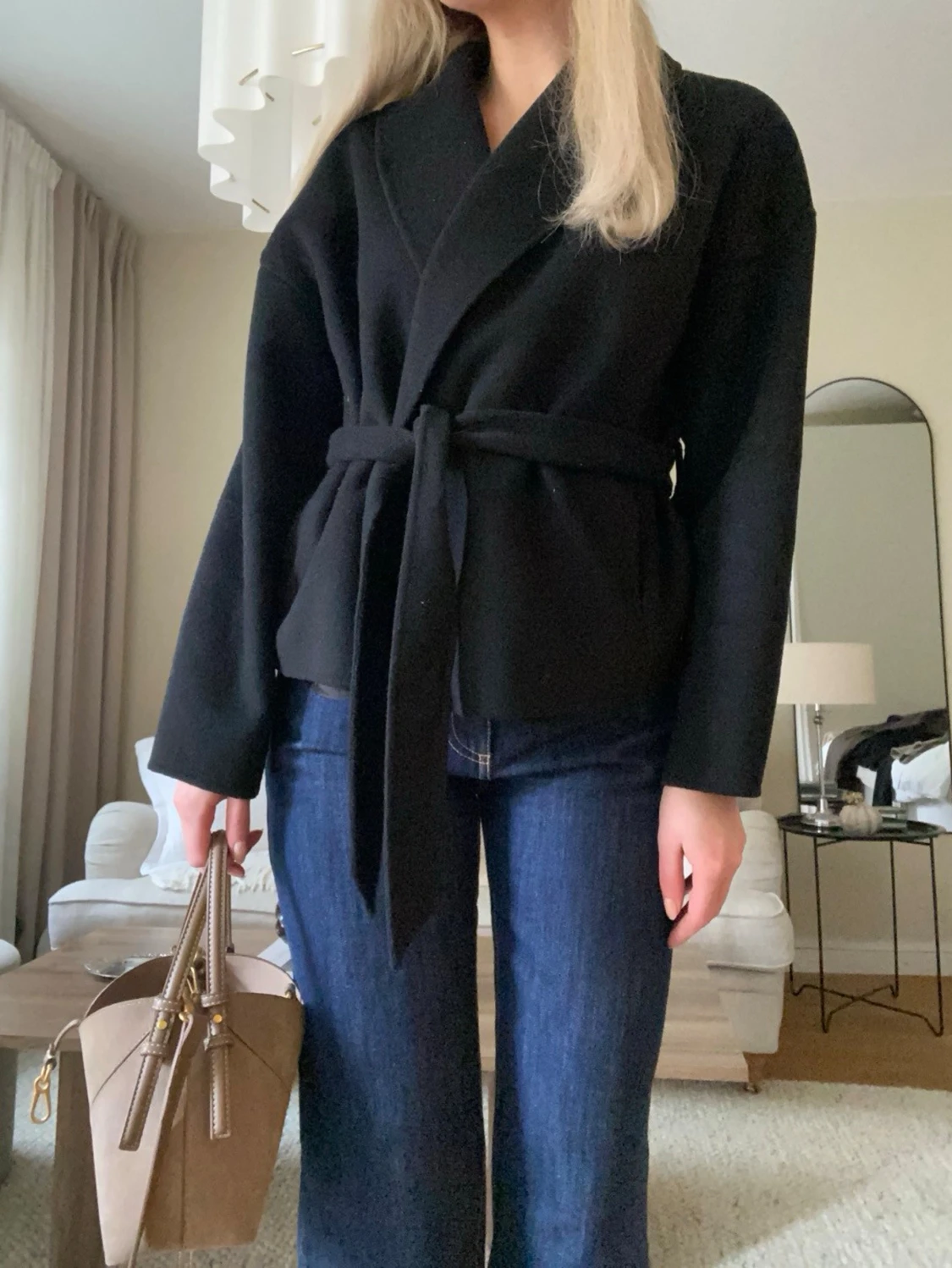 Stilren svart kort kappa  - 1