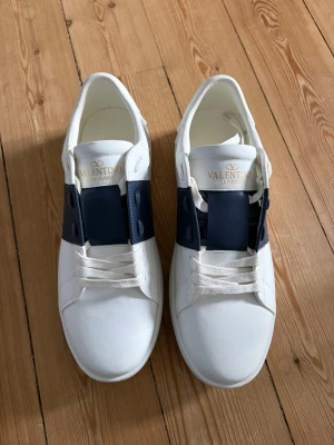 Valentino Open Skor - Galet snygga Valentino Open skor! Aldrig använda, 10/10 skick. Box följer med. Skickar samma dag eller dagen efter.