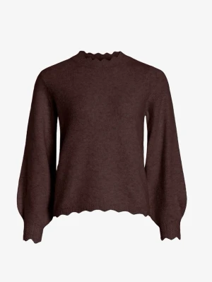 Brun stickad tröja med vågig kant - Mysig brun stickad tröja med långa ärmar och unika vågiga kanter vid hals, ärmslut och nederkant. Tröjan är väldigt mjuk och skön. Köpt från Vero Moda, använt någon enstaka gång. Nypris 399kr