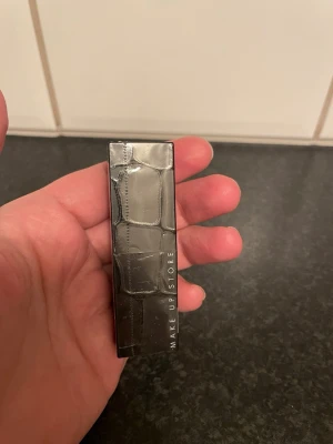 Make Up Store Code Red läppstift - Snyggt matt läppstift från Make Up Store i färgen Code Red. Hylsan har ett stilrent, metalliskt mönster som påminner om krokodilskinn. Perfekt för dig som vill ha en klassisk röd nyans med matt finish.