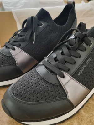 Svarta sneakers från Michael Kors - Stilrena svarta sneakers från Michael Kors. Helt oanvända, nypris 1899. Inköpta på Pondus i Karlstad. 