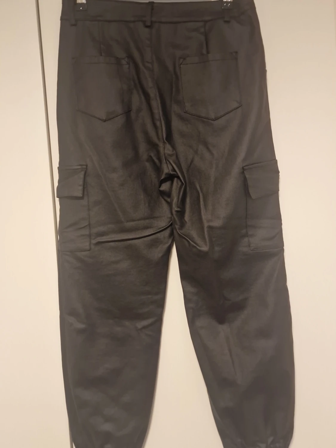 Svarta cargobyxor i skinnimitation - 1