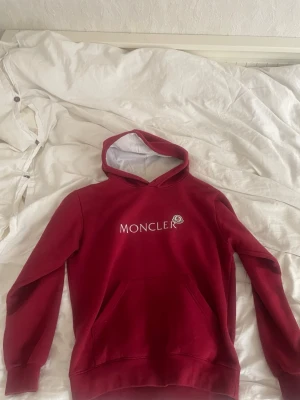 Moncler hoodie - Moncler hoodie i storlek S, lite nopprig men annars skitbra skick