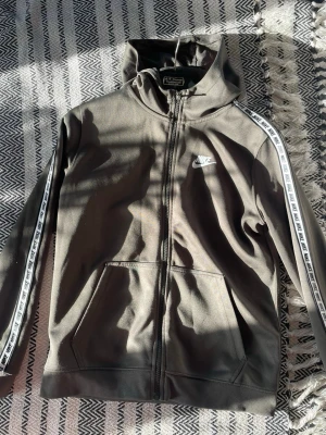 Mörkgrön hoodie - Mörkgrön huvtröja, storlek 147-158 men skulle säga att den passar xs/s!