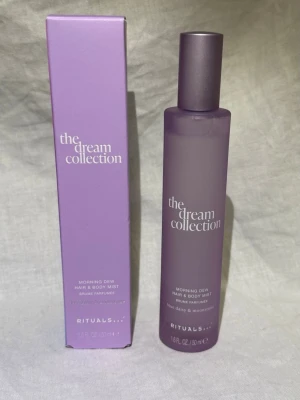Ny! Rituals Dream Collection Morning Dew Mist - Helt ny! hår- och kroppsmist från Rituals slutsålda limited edition Dream Collection. 50ml, full size. doften Morning Dew med inslag av blue daisy och moonstone. Flaskan är matt och cylinderformad i frostat glas med matchande lila lock. Volymen är 50 ml och förpackningen är stilren och modern. Jag är inte intresserad av skambud! Limited editions stiger i pris när de ej säljs längre. Vänligen respektera mitt pris 🌸