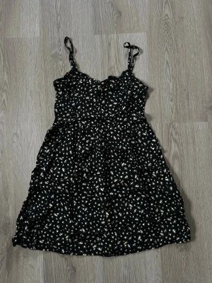 Blommig sommarklänning - Superfin blommig klänning från H&M med gula & rosa blommor. Superfin passform med smock i ryggen. 🖤använd några gånger men i fint skick!
