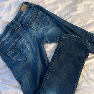 Pepe jeans - Blå lowwaisted bootcut pepe jeans!! Köpta här på Plick men dem var tyvärr för stora! Skriv för fler bilder!❤️pris kan disukutetas (lånade bilder)