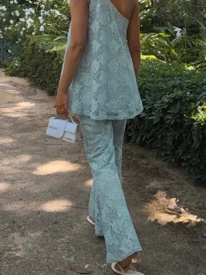 Set - Helt oanvänt snyggt blått set från NAKD. Storlek 36 i både byxa och topp. Priset är för hela setet! 🩵