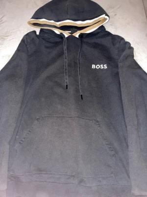 Hugo boss huvtröja - En still ren och skön boss hoodie som används ett par gånger men som är i mycket god skick (som ny) storlek XL. Pris kan diskuteras vid snabb och smidig affär. 