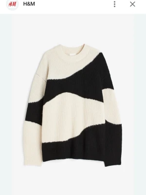 Svartvit stickad tröja från H&M - Stickad tröja från hm i strl s 💓