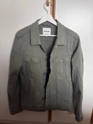 Olivgrön jeansjacka jack & jones - Snygg olivgrön jeansjacka/overshirt från Jack & Jones i storlek S. Den har använts väldigt lite och är som ny, alltså väldigt bra skick. Hör av er vid frågor och funderingar🙌🏻