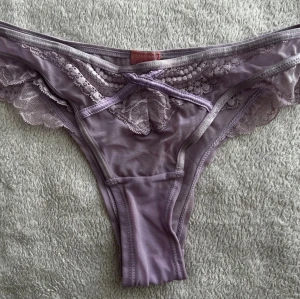 Ljuslila spetsstring med rosett - Hallie hl brazilian r.Ny pris 158kr